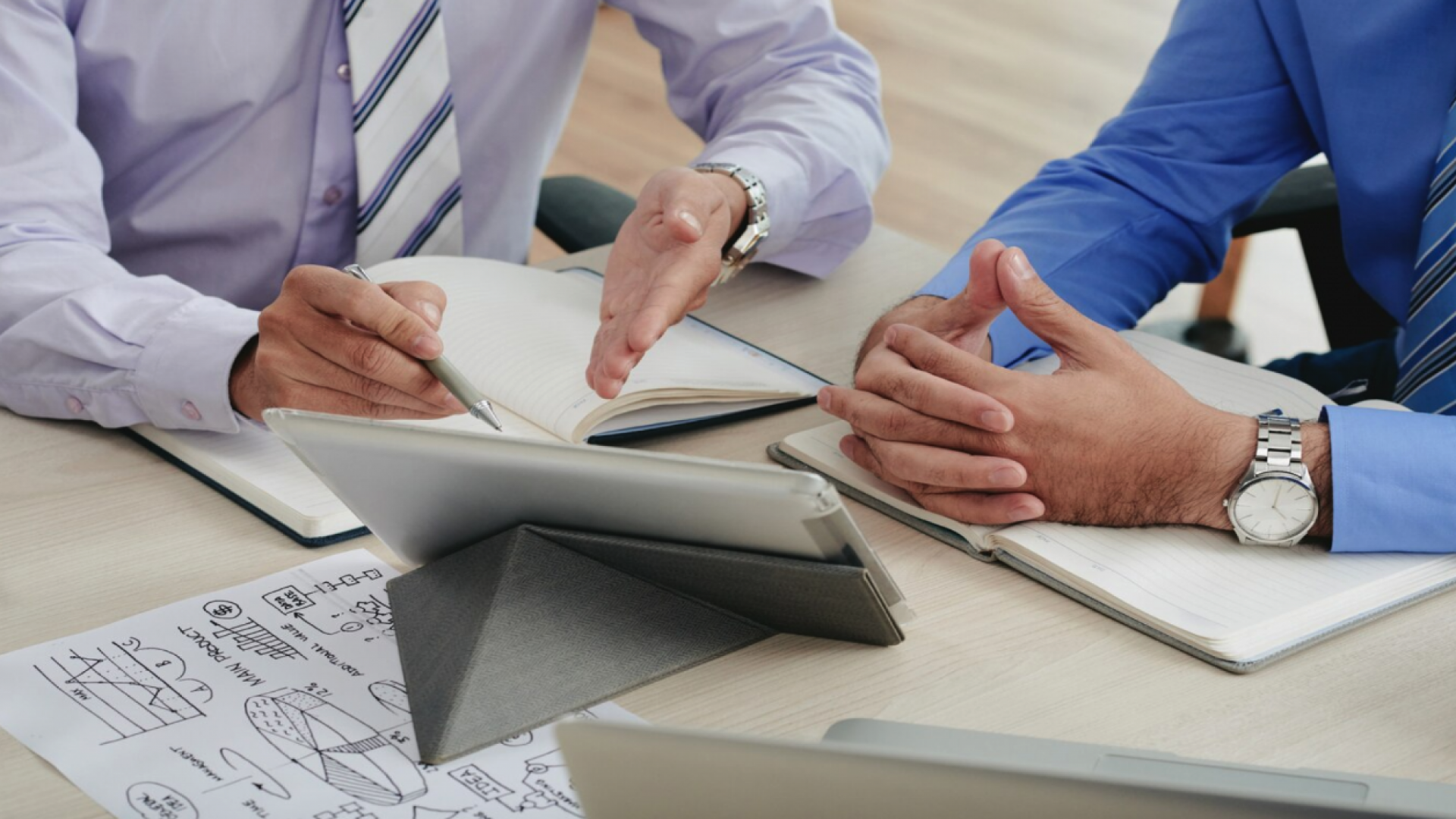 Uma equipe dedicada de engenheiros e técnicos com décadas de experiência.